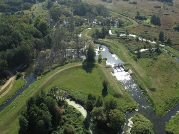 Widok na zaporę i rzekę Rawkę w Bolimowie, <p>fot. archiwum Urzędu Gminy w Bolimowie</p>