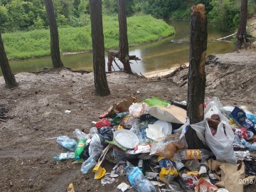 Śmieci nad Rzeką Rawką okolice 