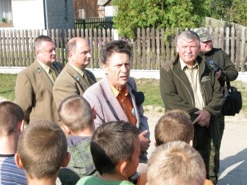 Otwarcie ścieżki edukacyjnej "Osobliwości Góry Kozłowej" Przedborski PK - prof.Zygmunt Wnuk, z tyłu nadl. nctwa Przedbórz Waldemar Pązik i z-ca dyr. ZNPK Witold Sobolewski; 2009r.