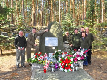 pracownicy ZNPK przed Szańcem Hubala w Anielinie 2012r.