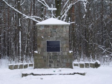 Obelisk na cmentarzu w Poćwiardówce